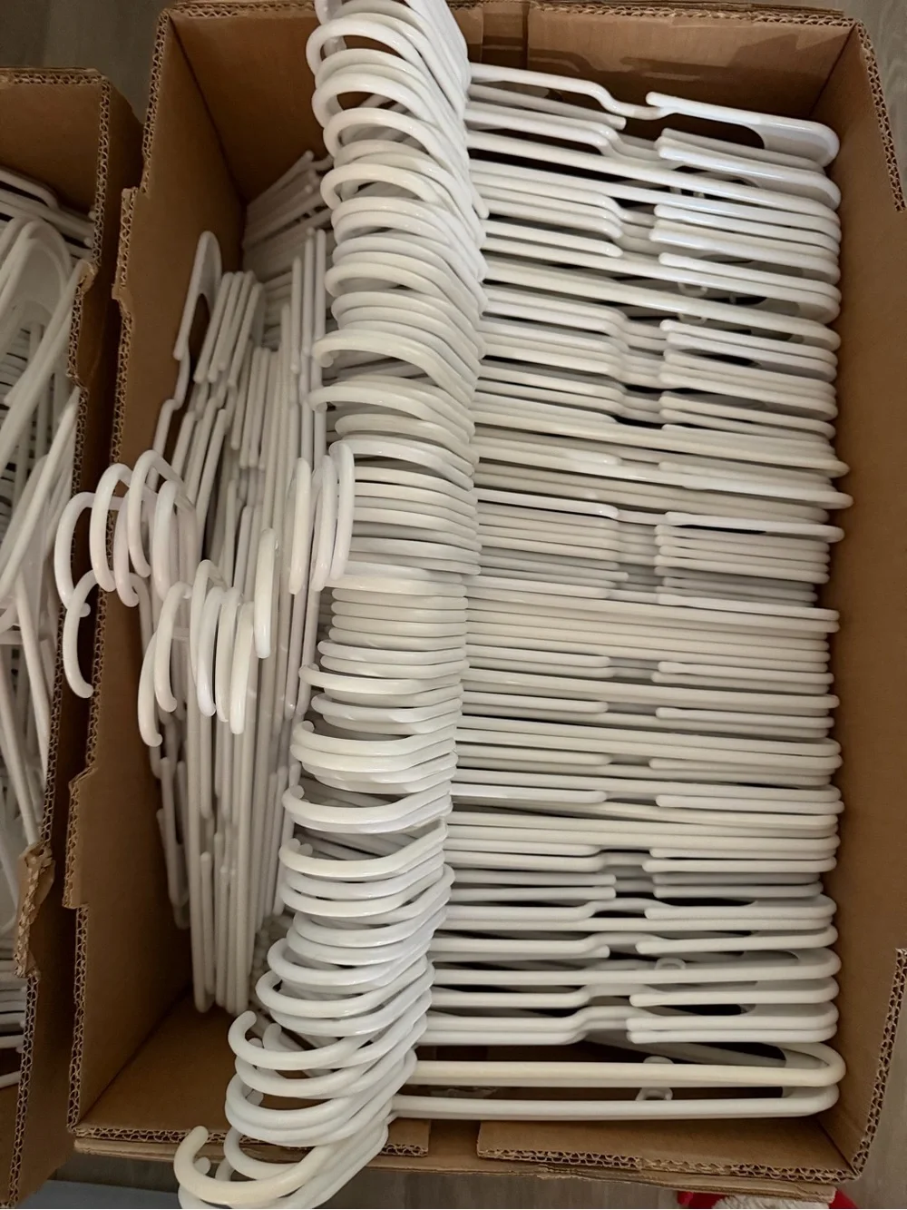 Mainstays White Plastic Clothing Hangers – Standard Size (15 Pack)